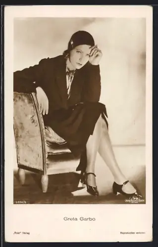AK Schauspielerin Greta Garbo sitzend in Denkerpose