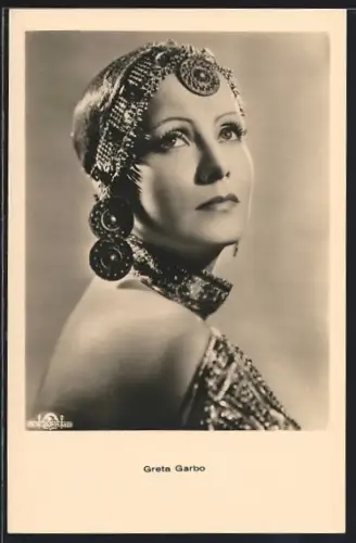 AK Schauspielerin Greta Garbo mit opulentem Kopfschmuck