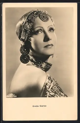 AK Schauspielerin Greta Garbo mit opulentem Schmuck im Porträt