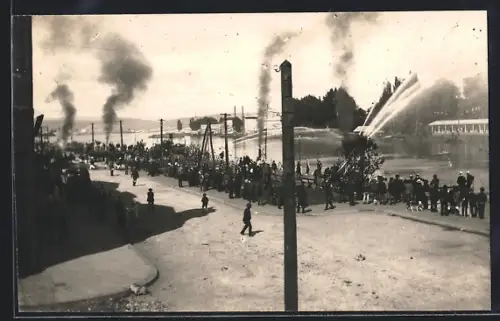 AK Feuerwehr bekämpft Brand