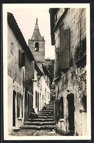 AK Arles, La Rue de la Roque et son clocher pittoresque