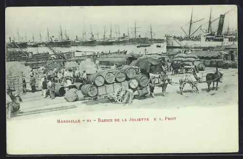AK Marseille, Bassin de la Joliette avec chargement de marchandises et navires en arrière-plan