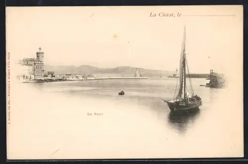 AK La Ciotat, Le Port avec voilier et phare en arrière-plan