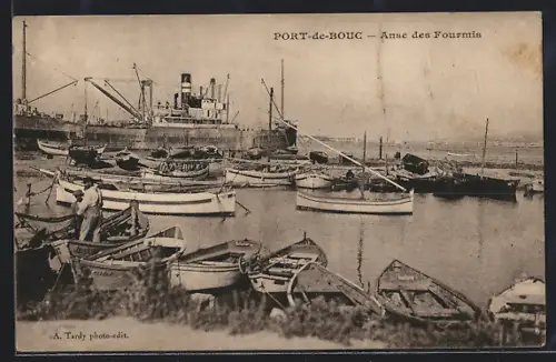 AK Port-de-Bouc, Anse des Fourmis avec bateaux et navire en arrière-plan