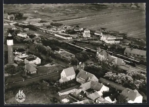 AK Wangerooge, Bahnhof und Leuchtturm vom Flugzeug aus gesehen