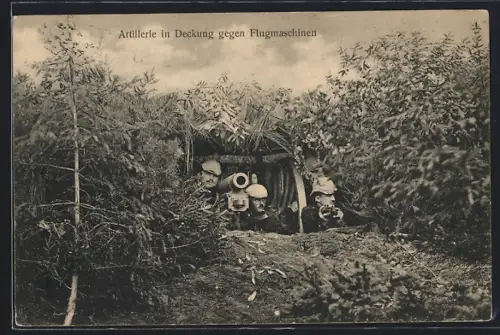 AK Soldaten der Artillerie in Uniform mit Geschütz in Deckung gegen Flugzeuge