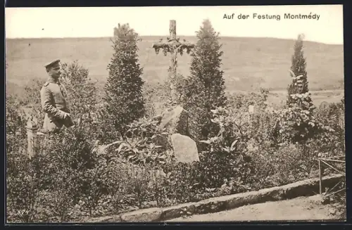 AK Montmédy, un homme devant une tombe