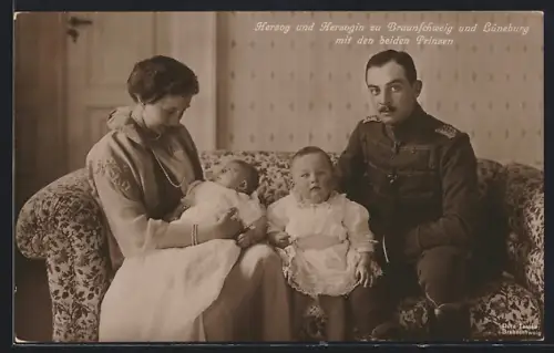 AK Ernst August Herzog von Braunschweig gemeinsam mit seiner Herzogin Viktoria Luise und den beiden Prinzen
