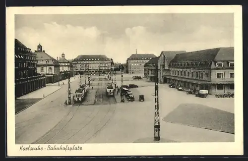 AK Karlsruhe, Bahnhofsplatz mit Strassenbahnen und Automobilen