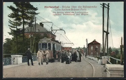AK Herbesthal, Strassenbahn auf der Brücke über die Bahnstrecke
