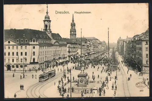 AK Dresden-Neustadt, Strassenbahnen auf der Hauptstrasse, Passanten am Denkmal