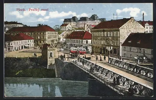 AK Pilsen, Prazky most, Brücke über einen Fluss, Strassenbahnen und Pferdekutschen
