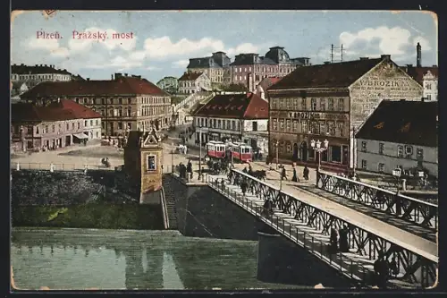 AK Pilsen, Prazky most, Brücke über einen Fluss, Strassenbahnen und Pferdekutschen