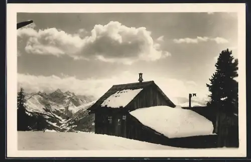AK Brünnerhütte, Blick auf die Berghütte im Winter