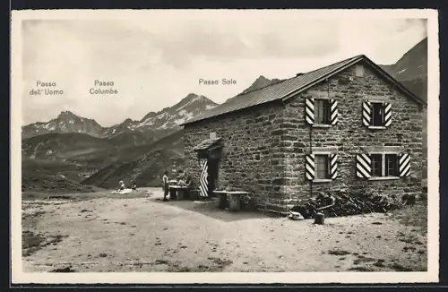 AK Capanna Cadagno, Wanderer vor der Hütte