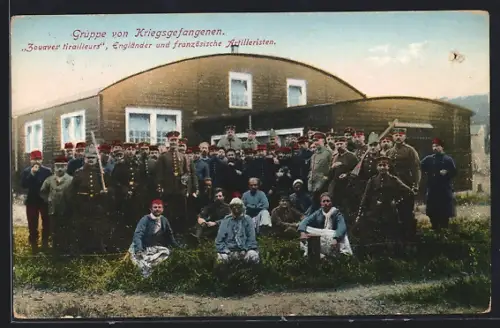 AK Gruppe von kriegsgefangener Engländer und französischer Artilleristen im Lager