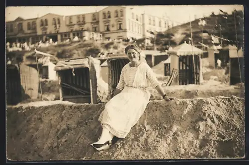Foto-AK Wangerooge, Frau am Strand