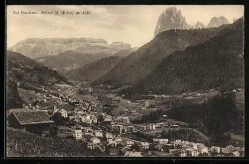 AK Ortisei /Val Gardena, Panorama mit Bergen