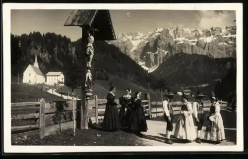 AK Selva in Val Gardena, Ortspartie mit Frauen und Männern in Tracht