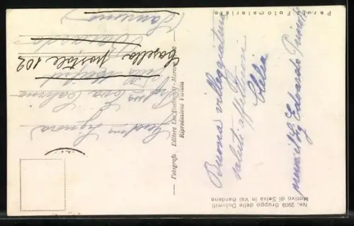 AK Selva in Val Gardena, Ortspartie mit Frauen und Männern in Tracht