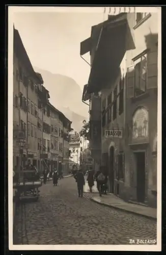 AK Bolzano, Strassenpartie mit Passanten