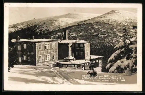 AK Peterbaude /Riesengebirge, Peterbaude mit Bergpanorama