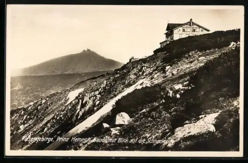 AK Prinz Heinrich-Baude mit Blick auf die Schneekoppe im Riesengebirge