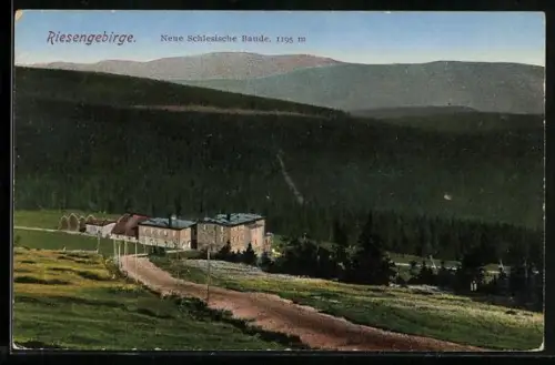 AK Neue Schlesische Baude /Riesengebirge, Bergpanorama mit Blick zur Baude
