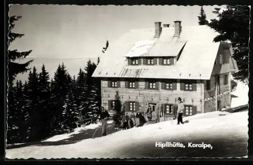 AK Hipflhütte /Koralpe, Skifahrer vor der Hütte