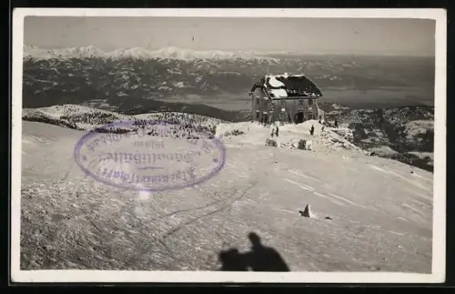 AK Seetalhütte /Zirbitzkogel, Blick zur Hütte mit Skispuren im Schnee