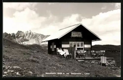 AK Mandlhütte, Frau vor der Hütte am Zettersfeld