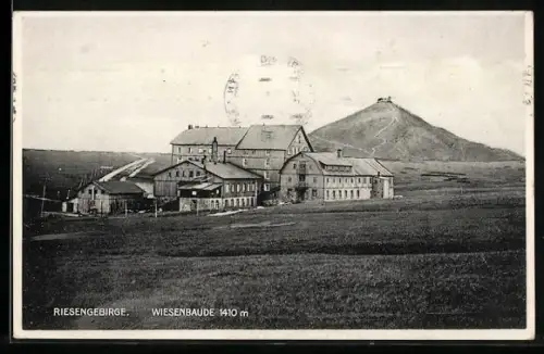 AK Wiesenbaude /Riesengebirge, Wiesenbaude mit Berg im Hintergrund
