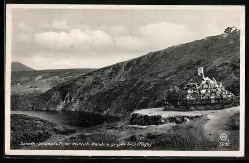 AK Prinz-Heinrich-Baude, Grosser Teich mit Donath-Denkmal und Blick zur Schneekoppe