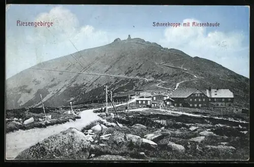 AK Riesenbaude /Schneekoppe, Riesenbaude mit Blick zur Schneekoppe
