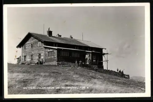 AK Wetterkoglerhaus, Wanderer vor der Hütte