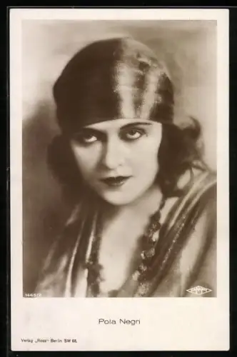 AK Schauspielerin Pola Negri im Portrait mit Kopftuch