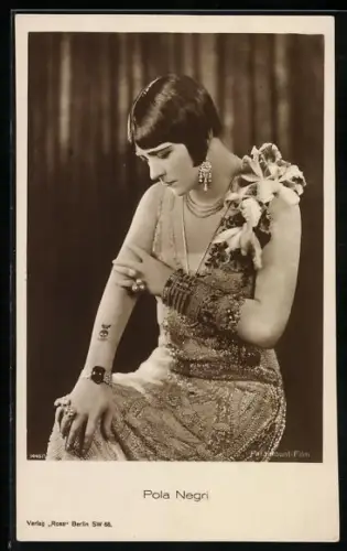 AK Schauspielerin Pola Negri im Kleid porträtiert