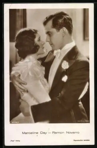 AK Schauspieler Marceline Day und Ramon Novarro Arm in Arm