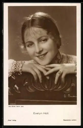 AK Schauspielerin Evelyn Holt mit bezauberndem Lächeln