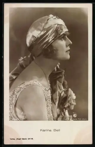 AK Schauspielerin Karina Bell im Kostüm einer Bühnenrolle