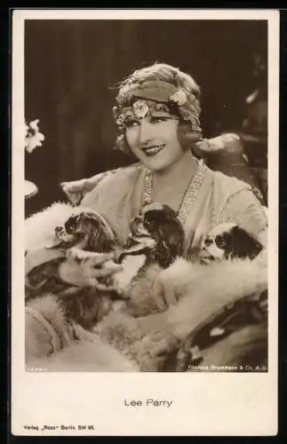 AK Schauspielerin Lee Parry mit Hundewelpen im Arm