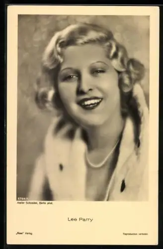 AK Schauspielerin Lee Parry mit toller Frisur in die Kamera lächelnd