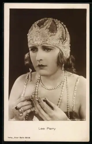 AK Schauspielerin Lee Parry mit Pillendöschen