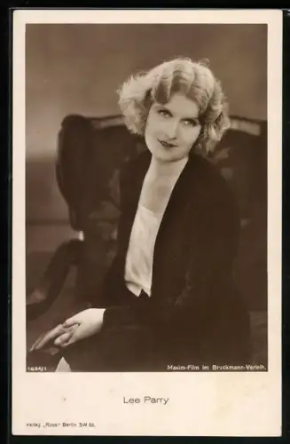 AK Schauspielerin Lee Parry mit blonden Haaren