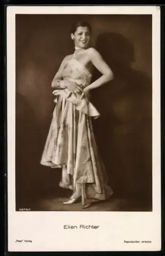 AK Schauspielerin Ellen Richter, stehend in einem Abendkleid