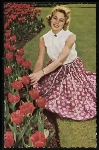 AK Musikerin Bibi Johns an einem Tulpenbeet kniend