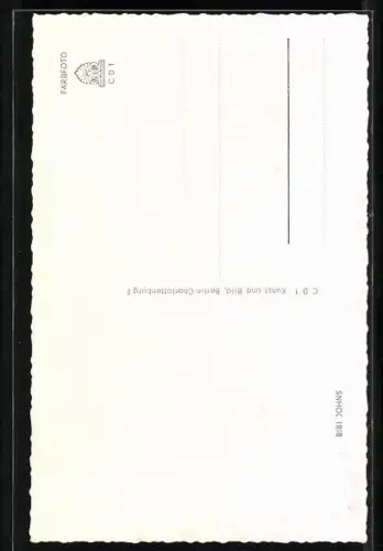 AK Musikerin Bibi Johns an einem Tulpenbeet kniend