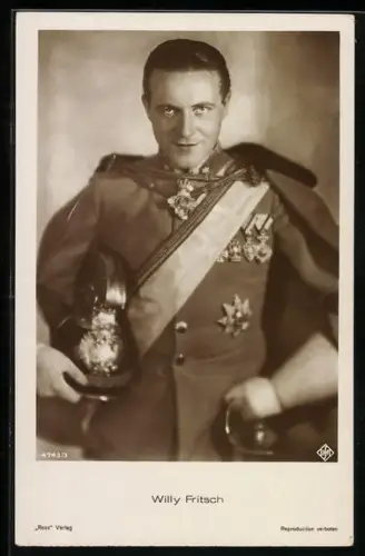 AK Schauspieler Willy Fritsch in Uniform mit Orden