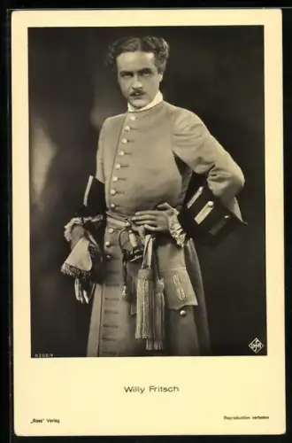 AK Schauspieler Willy Fritsch in interessanter Filmuniform