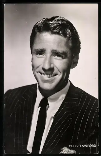 AK Schauspieler Peter Lawford lächelnd im Anzug porträtiert